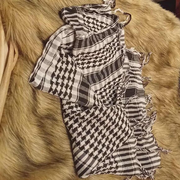 4-Piece Plaid Outfit Bundle | Top, Vest, Scarf & Hat Set | Size S - Picture 5 of 9
